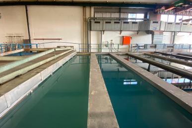 Site industriel d’éloxage : bains chimiques pour le traitement de surface de la bibliothèque métallique après soudure des étagères