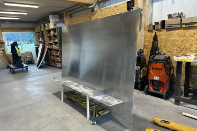 Atelier de métallerie : fabrication d’une bibliothèque métallique sur mesure, assemblage d’une étagère en alu avant soudure