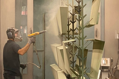 Poudrage électrostatique (thermolaquage) d’une pièce en aluminium : application de poudre chargée avant cuisson au four