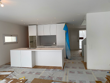 Pose des meubles de cuisine et de l’îlot central avant finition