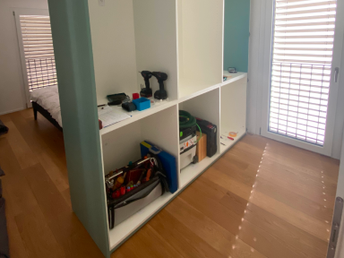 Montage d’un dressing sur mesure : caissons et étagères en cours de pose