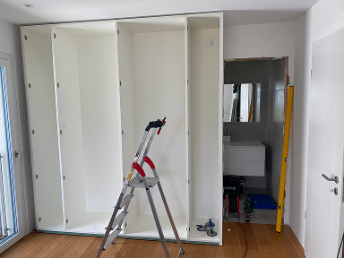 Montage des caissons de dressing sur mesure avant pose des façades, chantier en cours