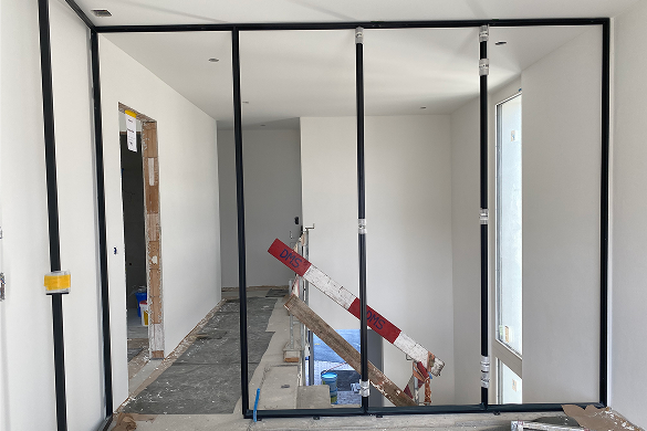 Installation d’une verrière atelier noire pour structurer un intérieur lumineux